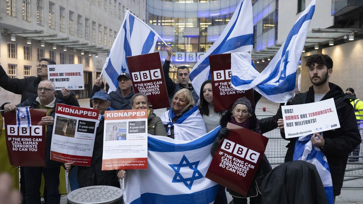 BBC stále odmítá nazvat Hamás teroristy, lidé protestují